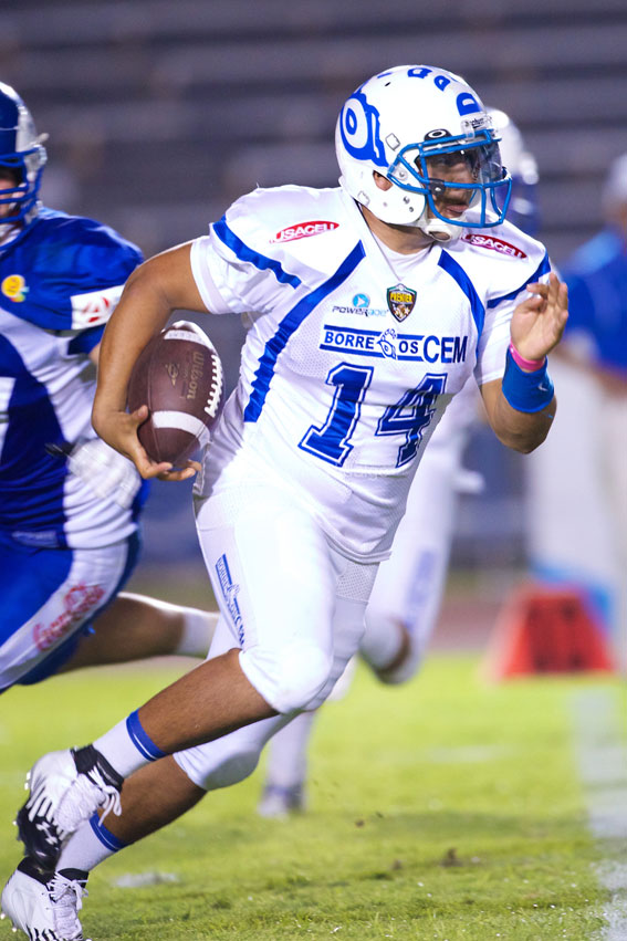 Diego Pérez (14) QB Borregos CEM