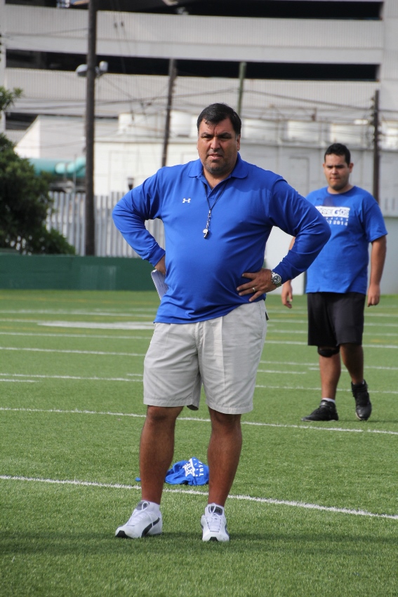 El HC César Martínez viendo de cerca su entrenamiento