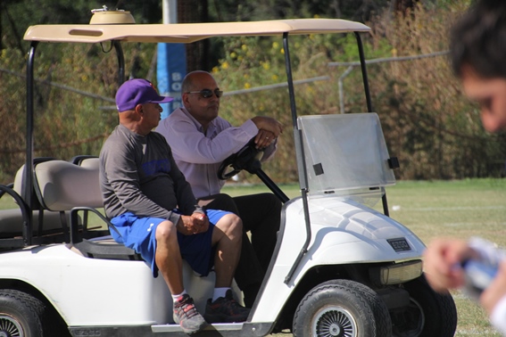 El coach Frank González pendiente de los Borregos