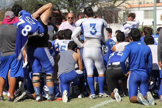 Los jugadores escuchan atentamente las palabras de Frank González