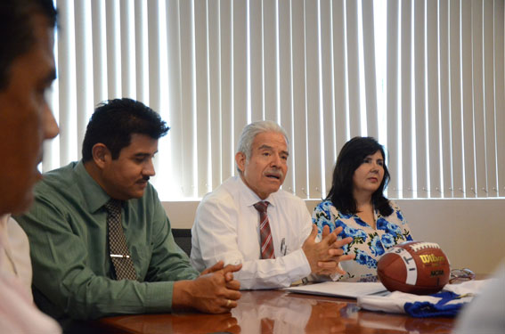 El doctor Isidro Roberto Cruz Medina rector del ITSON dedicándole suerte a su equipo