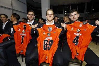 Fernando Esparza, Erick Gamborino y Adrián Cruz durante la presentación del uniforme.