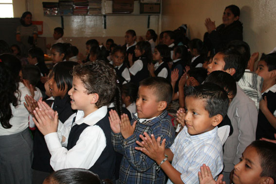 Gran convivencia de los Borregos Puebla con niños