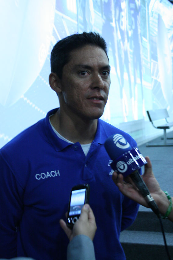 Head coach Hugo Lira Borregos Puebla