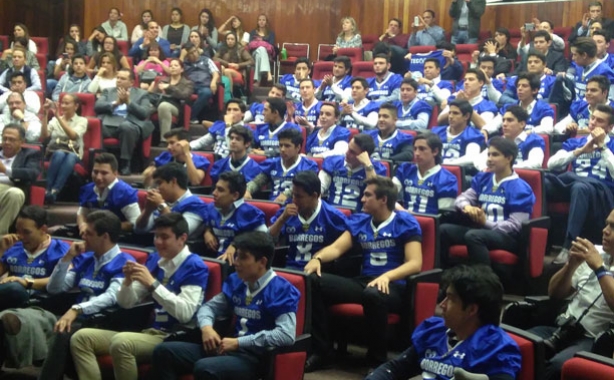 Jugadores y padres de familia se reunieron para la entrega de jerseys